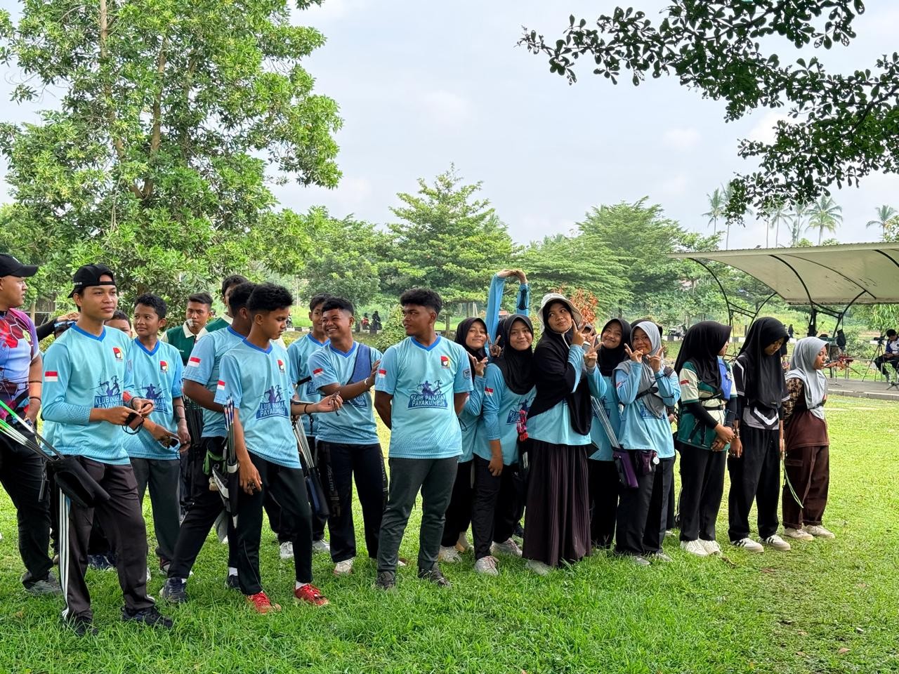 Sesi latihan memanah di lapangan